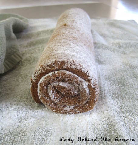 Lady-Behind-The-Curtain-Pumpkin-Cake-Roll-4-455x480