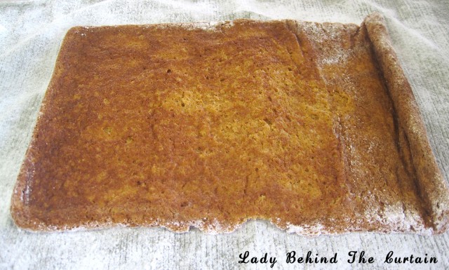 Lady-Behind-The-Curtain-Pumpkin-Cake-Roll-5-640x385