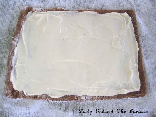 Lady-Behind-The-Curtain-Pumpkin-Cake-Roll-6-640x480