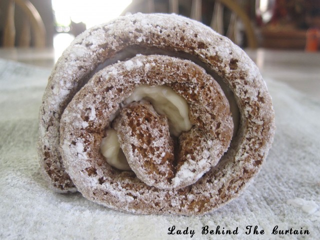 Lady-Behind-The-Curtain-Pumpkin-Cake-Roll-7-640x480