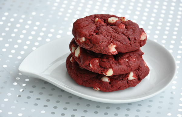 white chocolate chip red velvet cookies 600